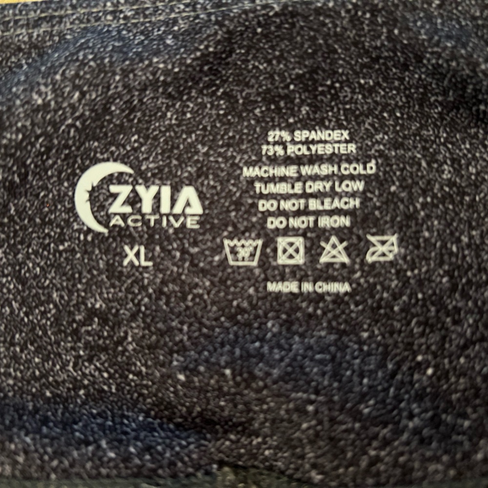 ZYIA - Set of 4! (3 leggings, 1 jogger - and a FREE pair of Fabletics joggers!) - Picture 6 of 9